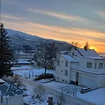 Lys, Koselig Og Sentrumsnaer Leilighet I Stille Villastrok!